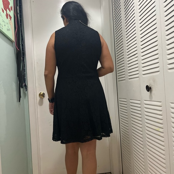 MOCK NECK SLEEVELESS BACK FULL ZIP LACE DRESS - Picture 8 of 9